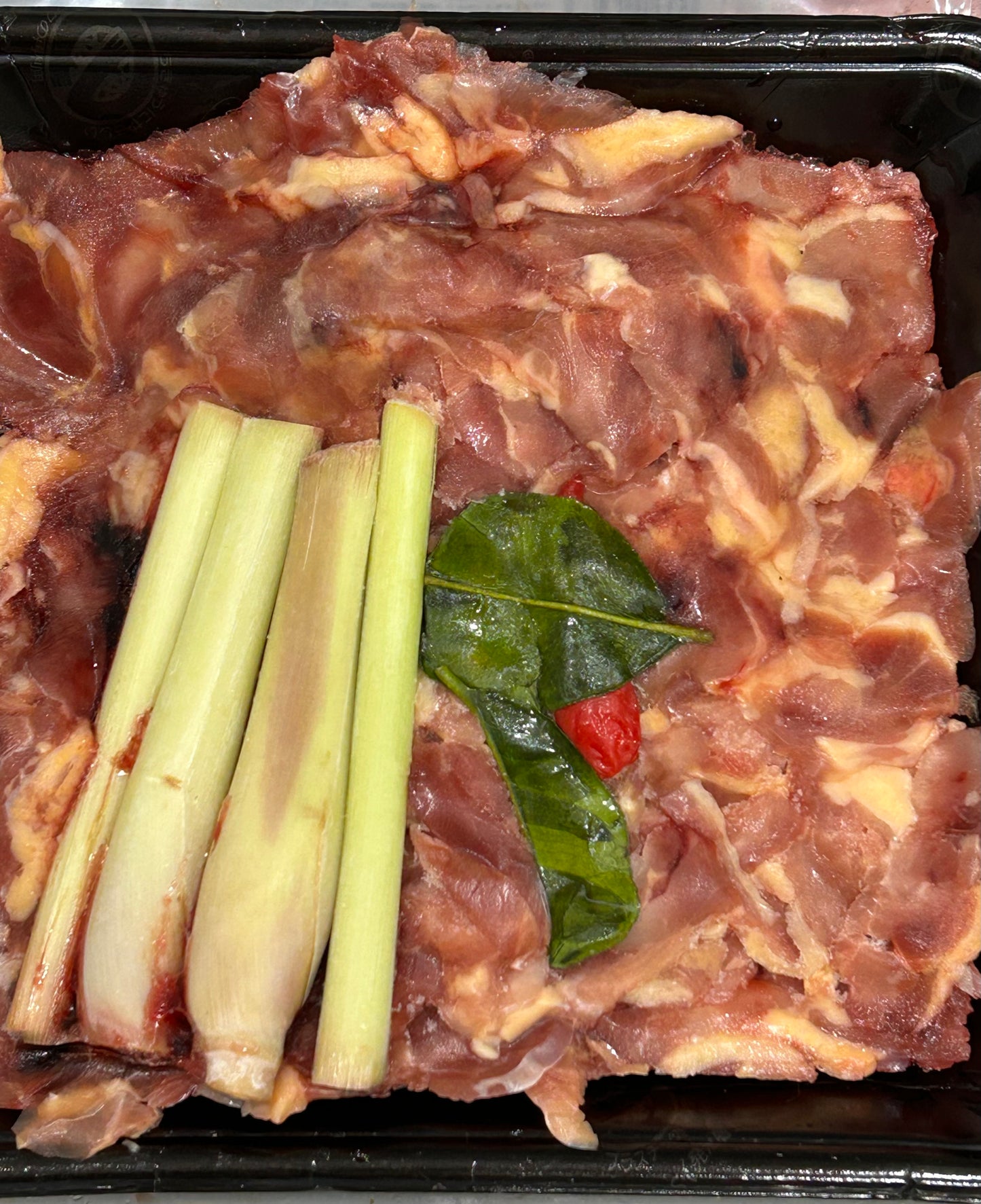 ကြက်ပေါင်အသားလွှာ Dui Ga Xao Sa Ot